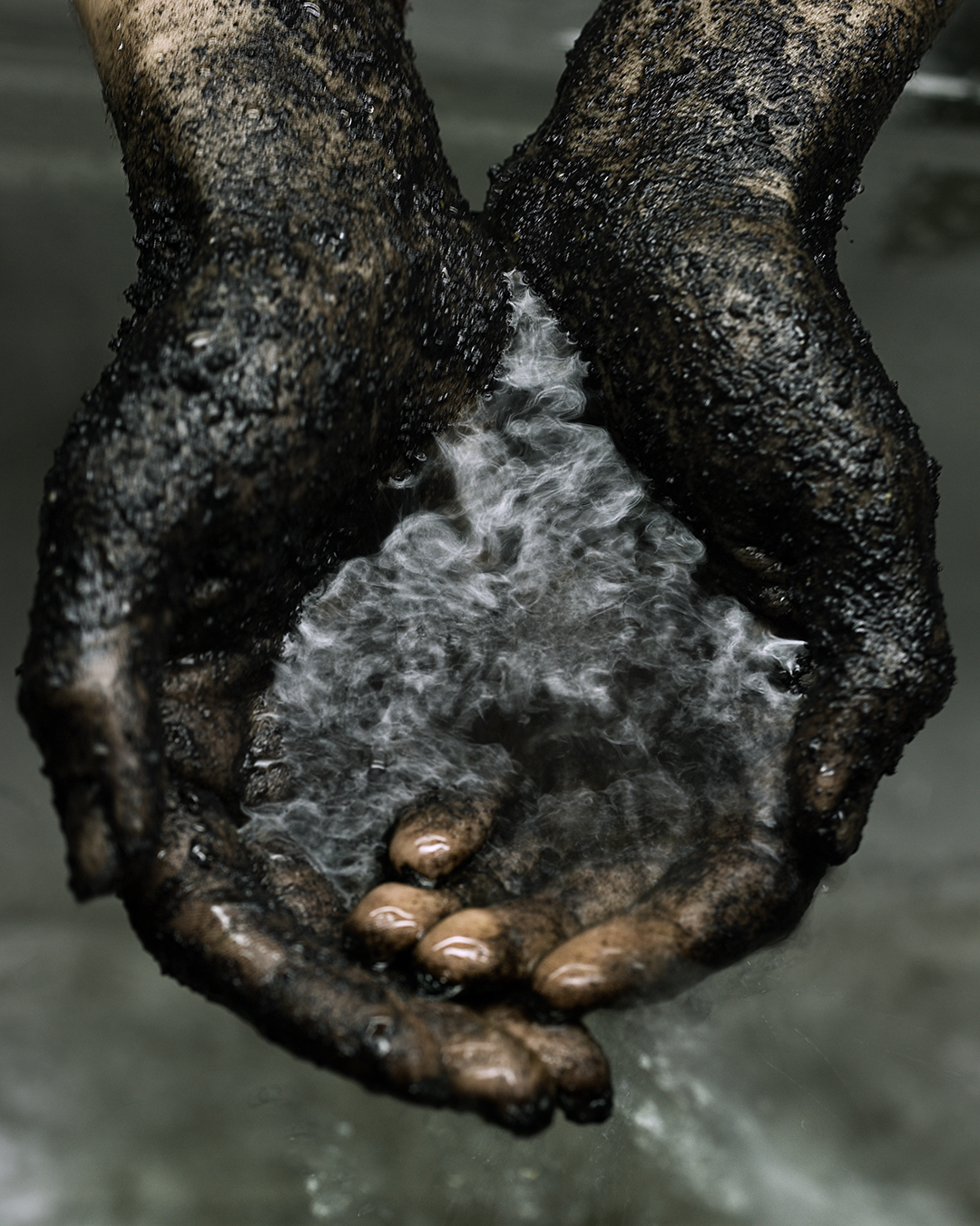 WEB_BLOOM Black_Wasserhand_medium_1080x1350px_(4-5)